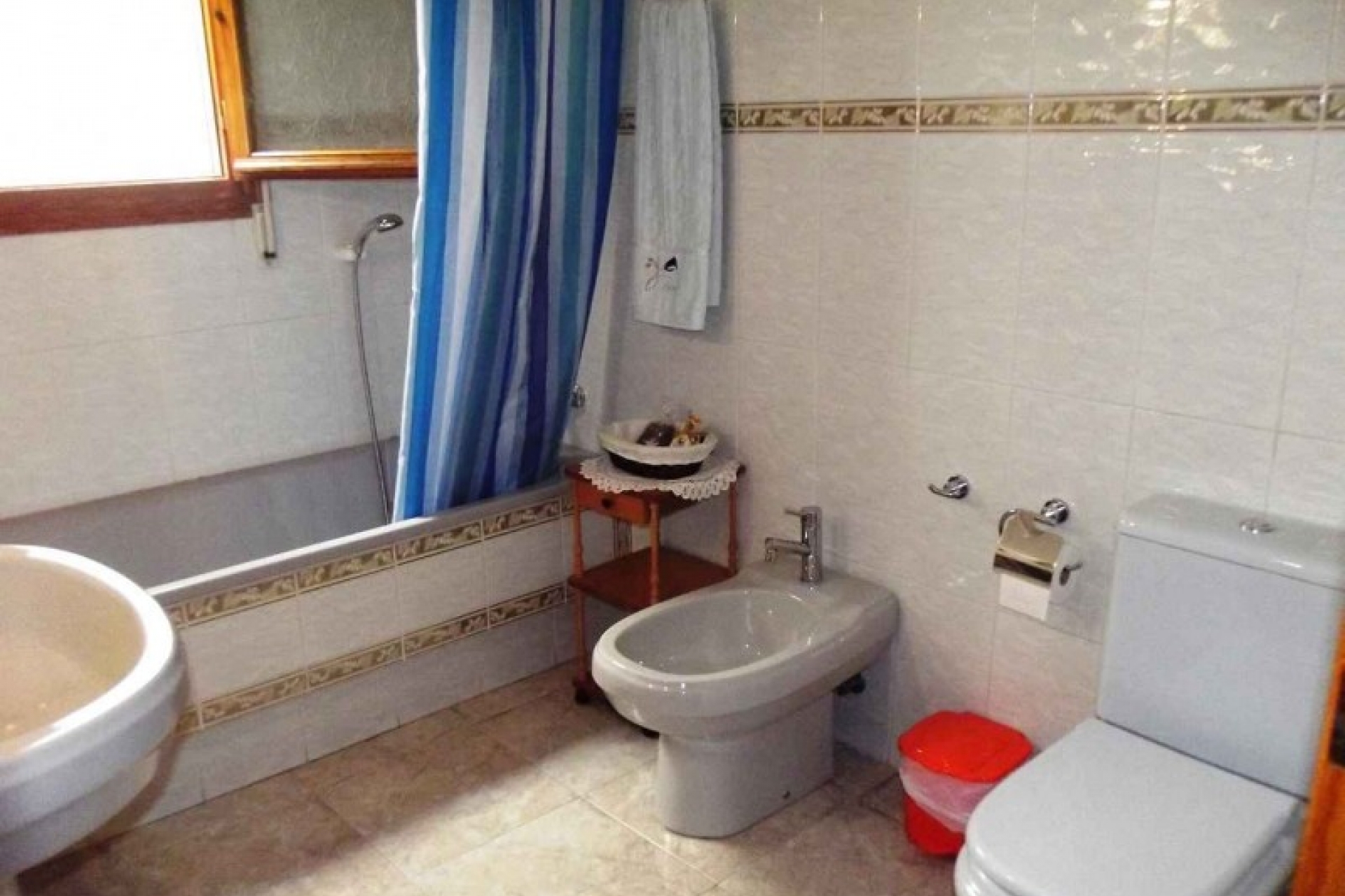 bargain villa los montesinos master bathroom