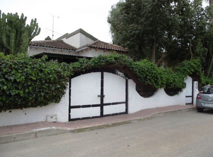 Cheap, bargain property for sale in Benferri on Spains Orihuela Costa and Costa Blanca near Orihuela.