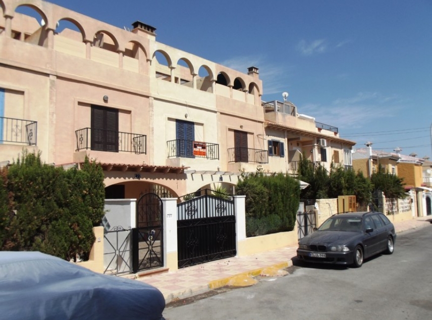 Cheap bargain townhouse for sale in El Chaparral close to Torrevieja