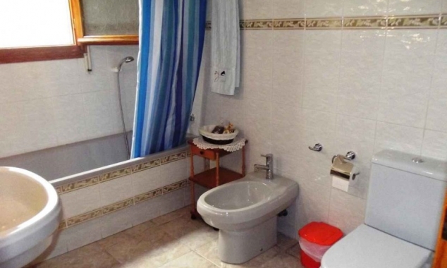 bargain villa los montesinos master bathroom