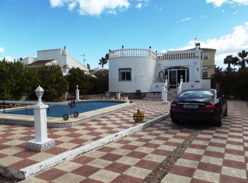 For sale in San Luis, close to Torrevieja and La Siesta on Spains Costa Blanca, cheap bargain property, Villa for sale.
