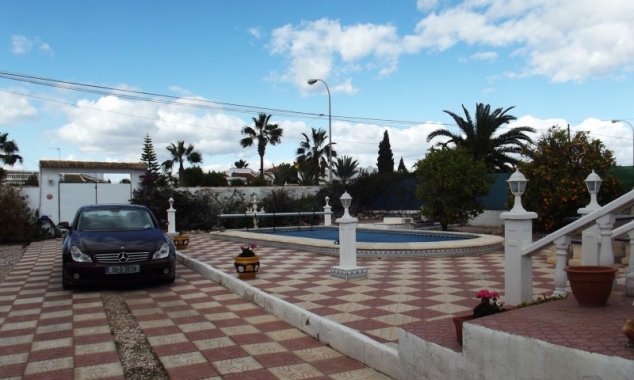 For sale in San Luis, cheap bargain property on Spains Costa Blanca, Villa for sale close to La Siesta and Torrevieja.
